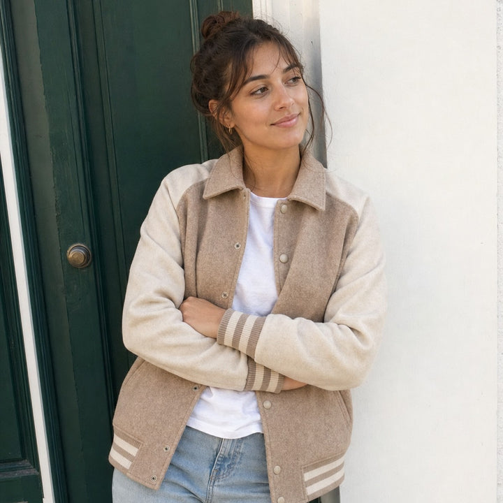 College Jacke Lena Lind Creme Beige getragen #farbe_creme-beige