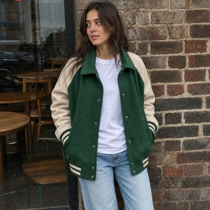 College Jacke Lena Lind Royal Grün getragen #farbe_royal-gr-n