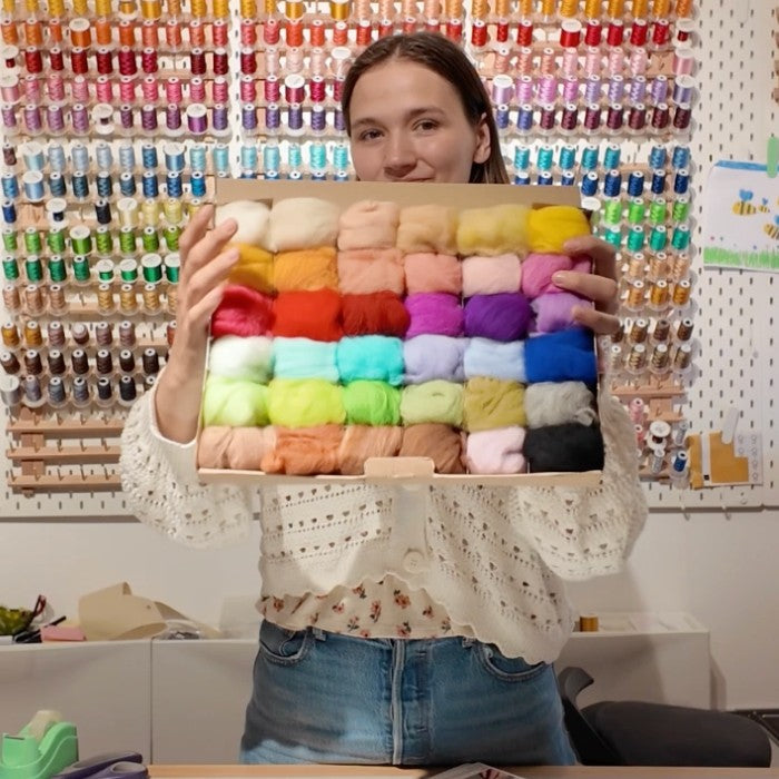 Lena mit dem Filzset in ihrem Atelier